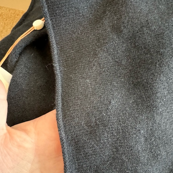 Beautiful Brand new with tags 100% cashmere “Quince” wrap - Picture 2 of 9